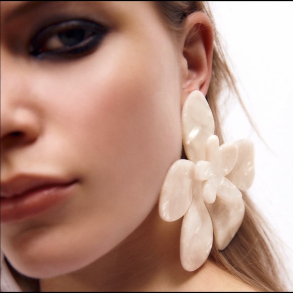 ZARA | NWT MAXI FLOWER EARRINGS - SOLD OUT - Picture 4 of 5